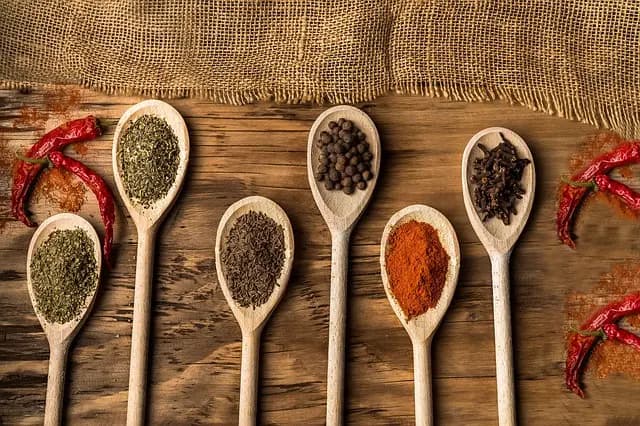 Comment choisir les meilleures épices en ligne pour vos plats