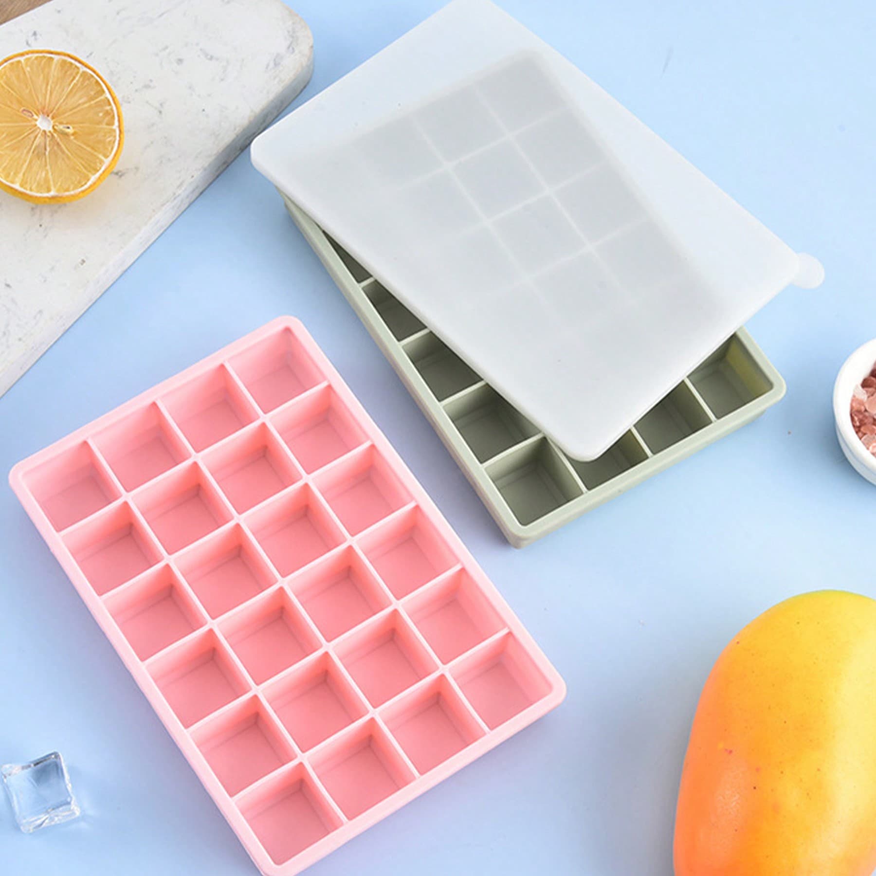 Un moule à glaçons en silicone à deux couleurs et 24 compartiments, pratique pour savourer un moment frais! La matière en silicone ne fuit pas et